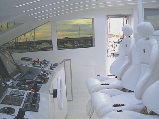 Pohodlí při ovládání lodě zajišťují tři polstrovaná sedadla
